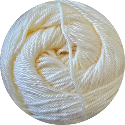 Ovillo de hilo sedoso Alize Diva color crema, 100% microfibra acrílica para tejido suave y brillante.