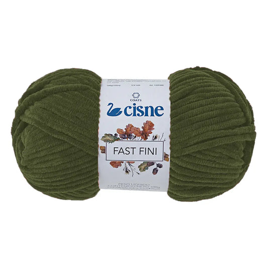 Ovillo de lana Cisne Fast Fini 100% poliéster en color verde oscuro, con textura aterciopelada y suave al tacto, ideal para tejido.