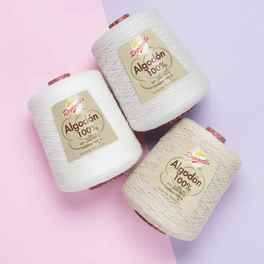 Tres conos de hilo Reginella 100% algodón en tonos crema y beige claro para tejer, ganchillo o macramé.