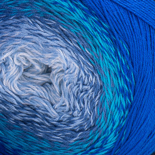 Ovillo degradé de hilo YarnArt Flowers 299 en tonos azules, celestes y turquesas, ideal para tejer prendas.