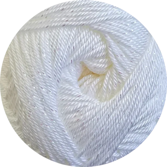 Ovillo de hilo blanco brillante de microfibra, textura suave y lujosa, ideal para tejer prendas delicadas.