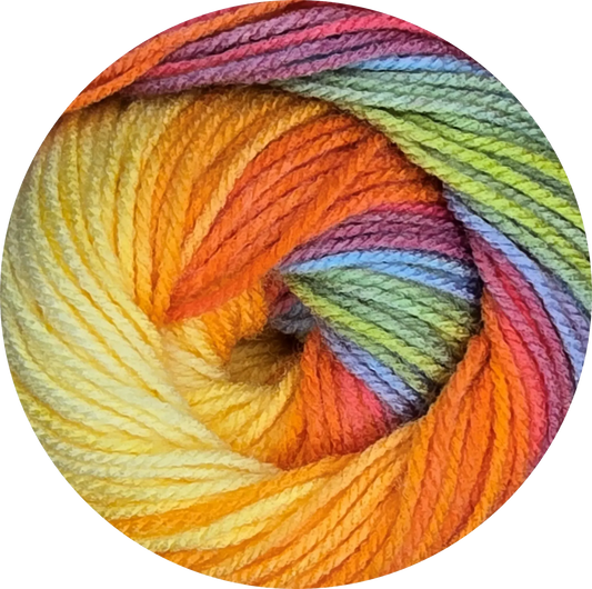 Ovillo de lana acrílica Petunia Boom Batik multicolor, tonos vibrantes amarillo, naranja, rojo, azul, verde. Textura suave.