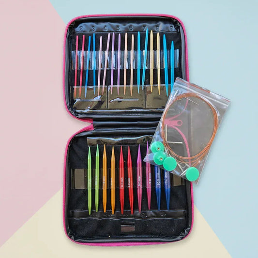 Set de palillos circulares intercambiables de aluminio en estuche rosado con agujas coloridas y accesorios para tejer.