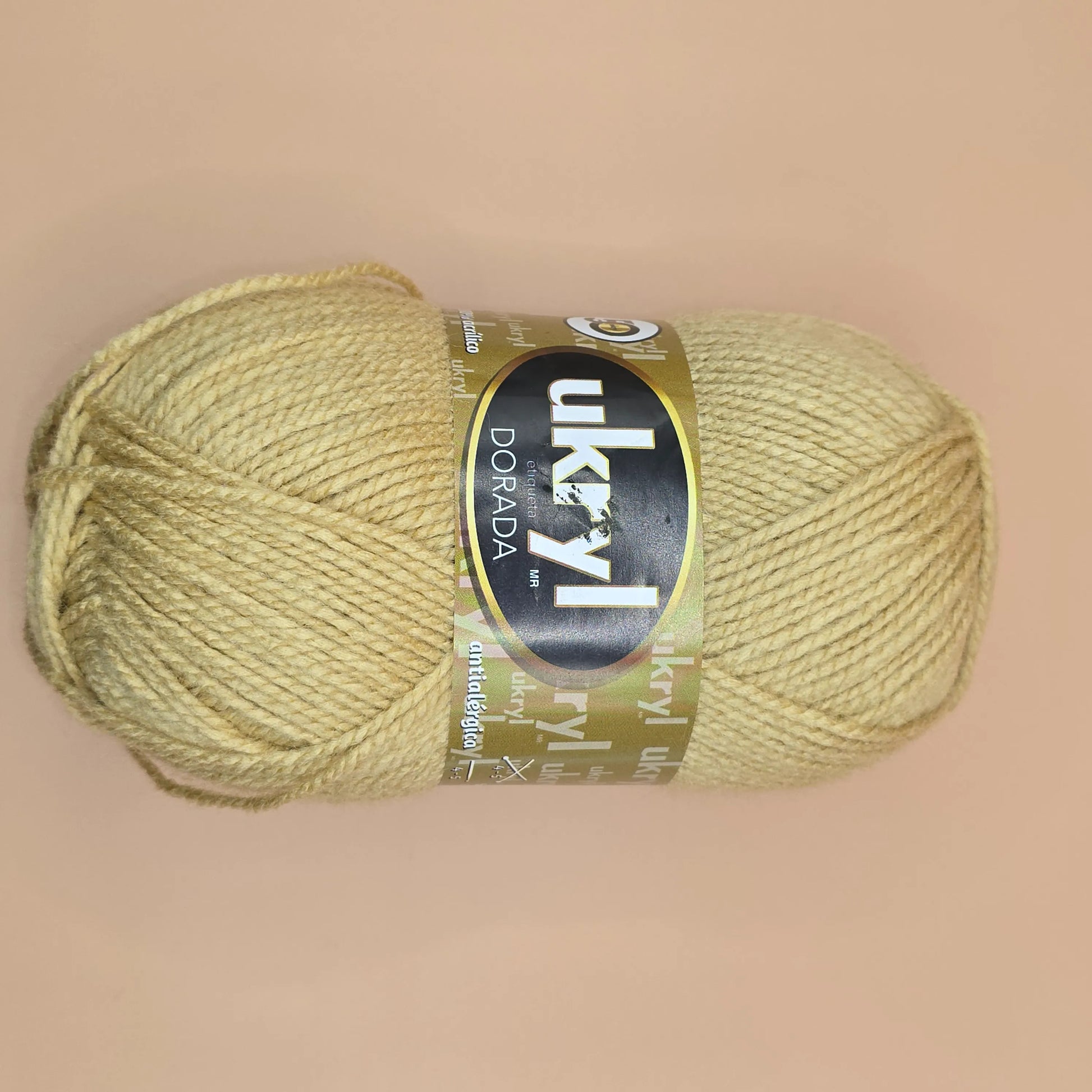Lana Ukryl Dorada de La Madeja.  Color beige, suave y de alta calidad. - La Madeja