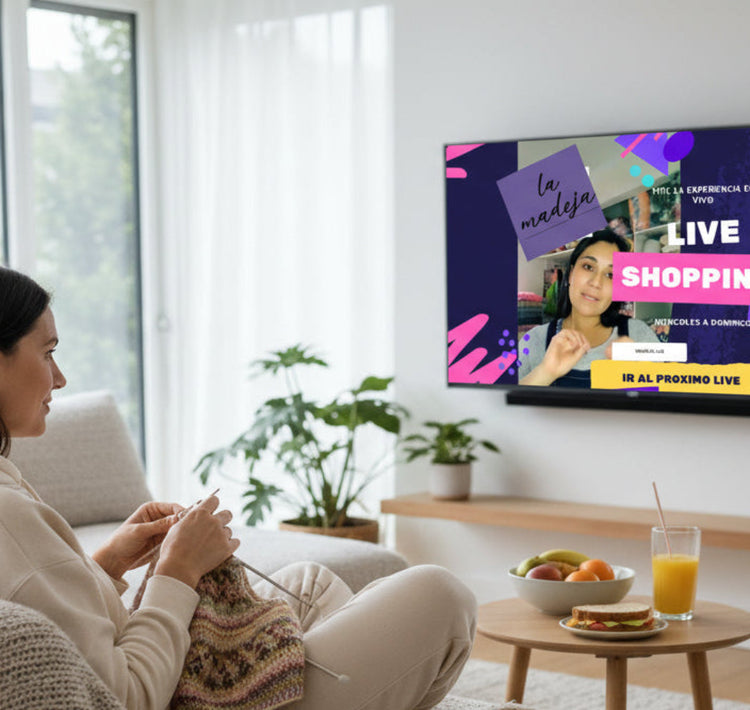 mujer tejiendo viendo el live