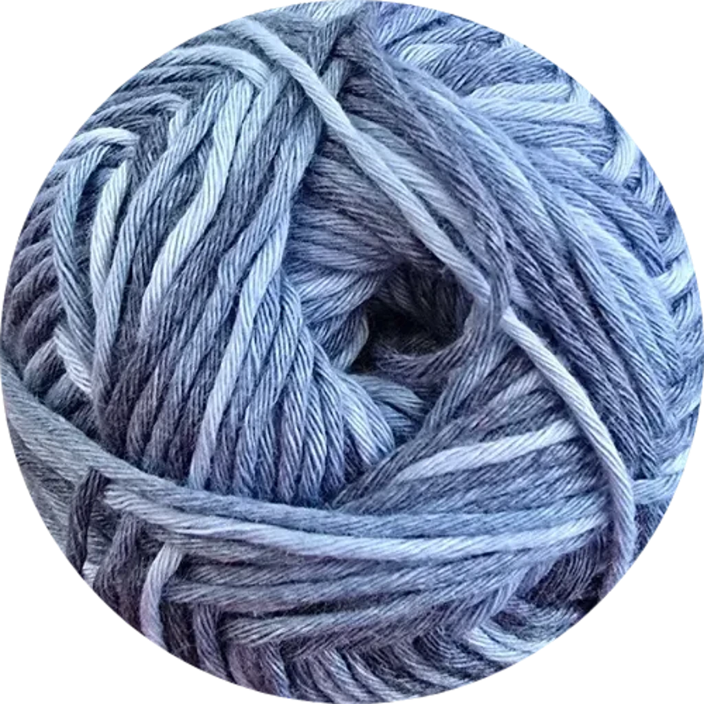 Ovillo de hilo de algodón Pima peinado de Reginella en variados tonos de azul y gris, ideal para tejer prendas suaves.