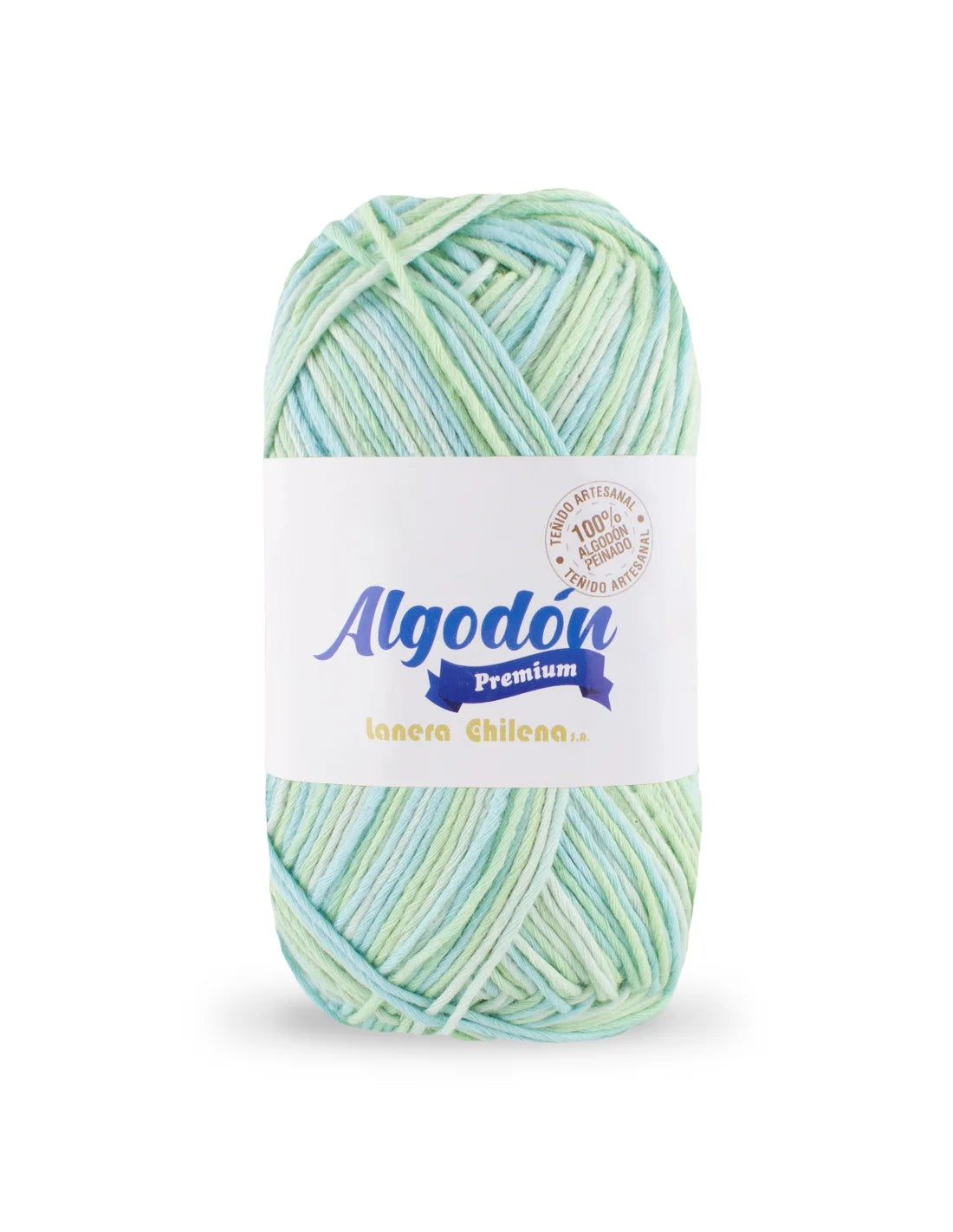 Ovillo de hilo de algodón premium multicolor (verde, celeste y blanco) con textura suave, 100% peinado y teñido artesanalmente.