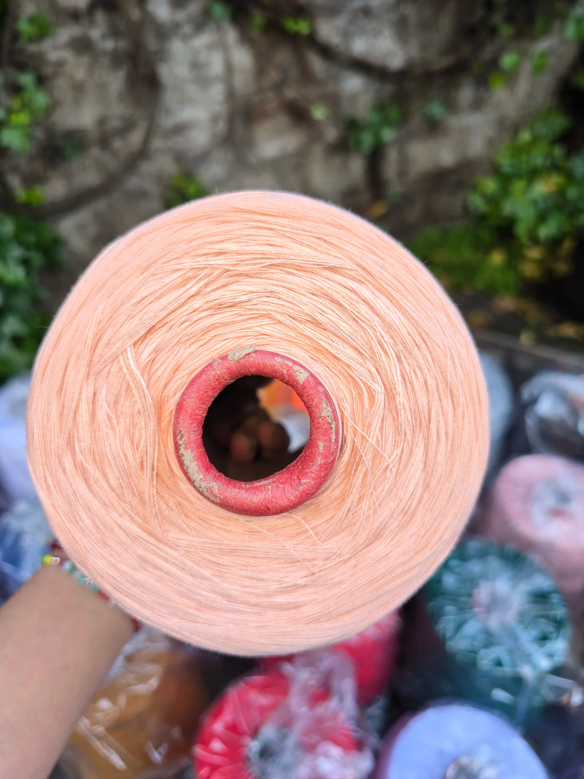 Conos Artesanales 1 kg – Algodón, Lanilla y Mezclas con Seda o Lurex – 2.000 m - Color Damasco