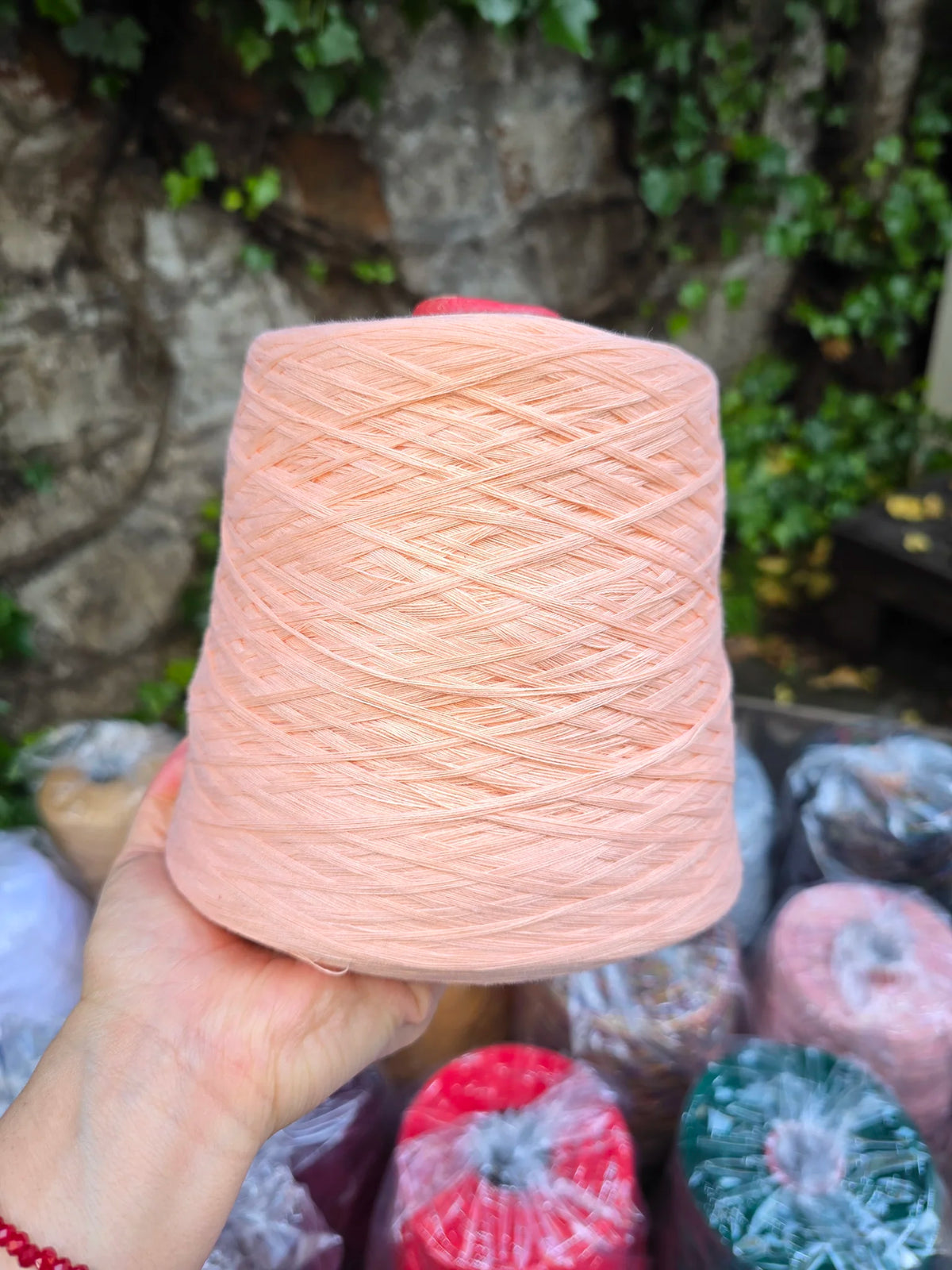 Conos Artesanales 1 kg – Algodón, Lanilla y Mezclas con Seda o Lurex – 2.000 m - Color Damasco