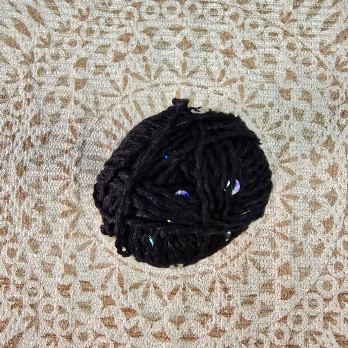 Ovillo YarnArt Cotton Gold Paillettes color Negro con lentejuelas