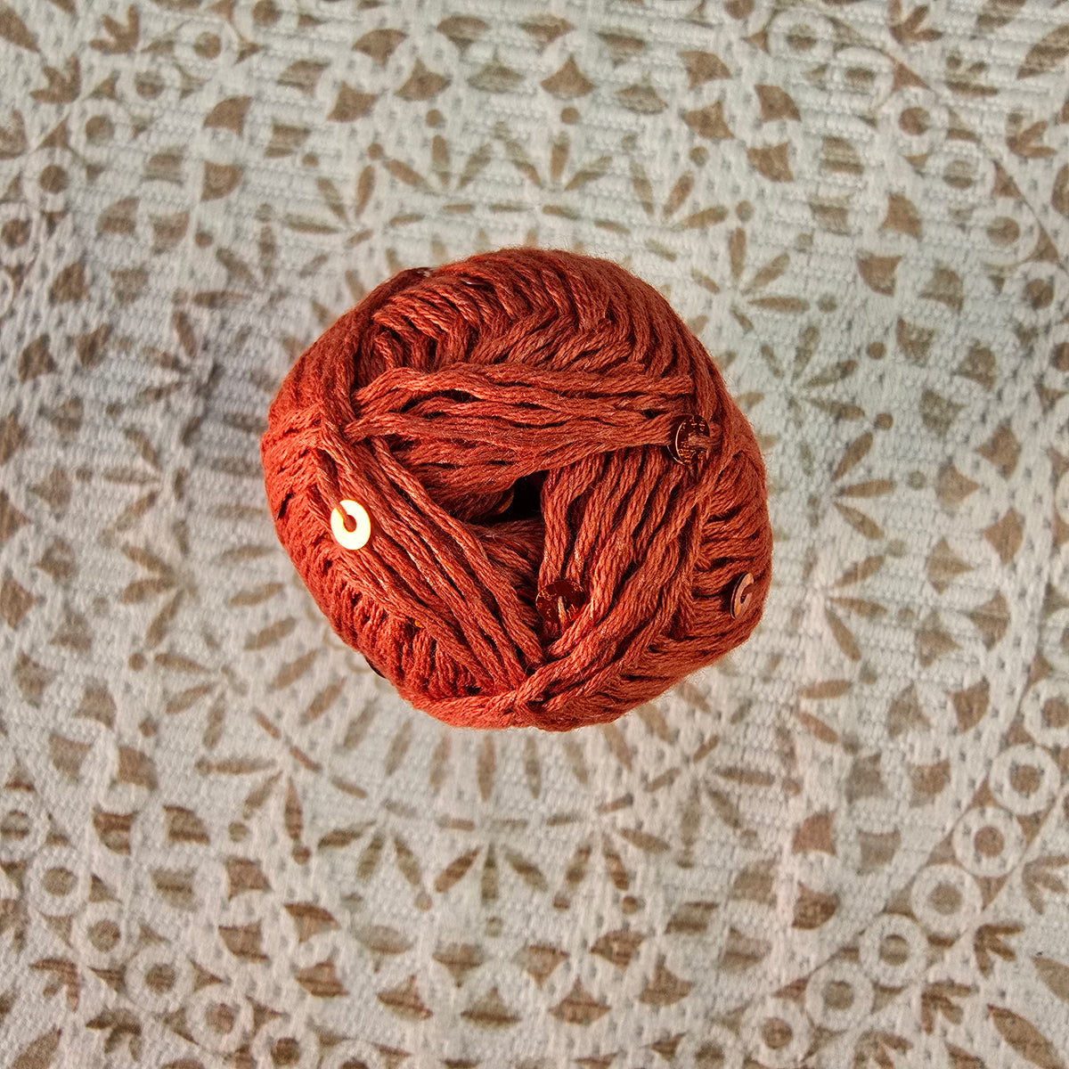 Ovillo YarnArt Cotton Gold Paillettes color Terracota con lentejuelas