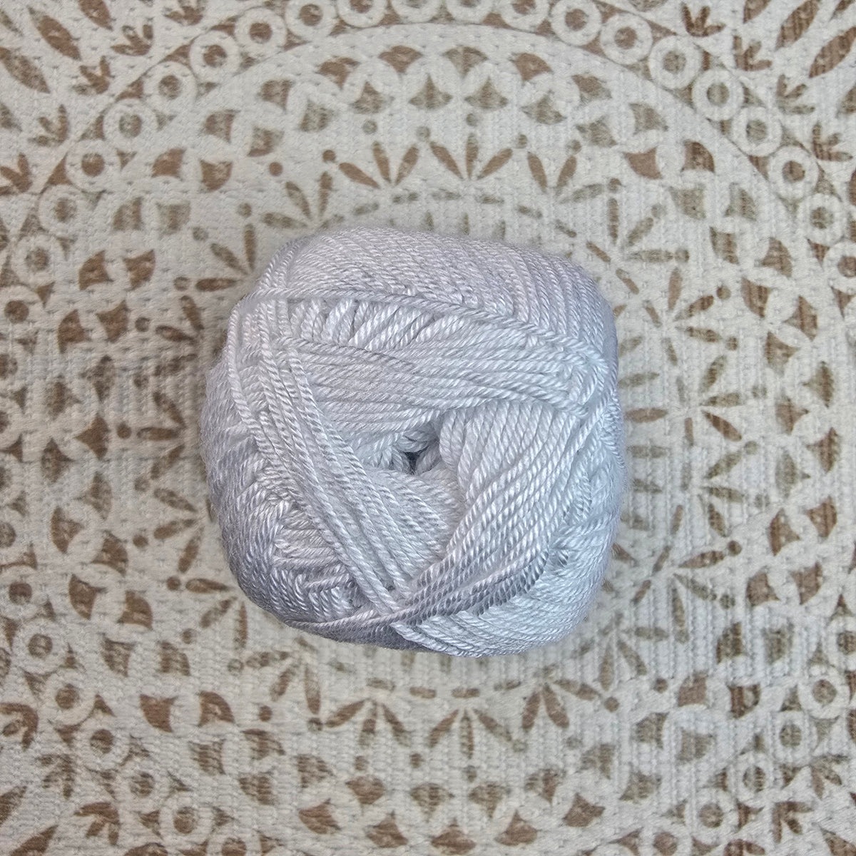 Diva de Alize – Ovillo Sedoso con Brillo 100g, 350m – 100% Microfibra Acrílica - Color Blanco