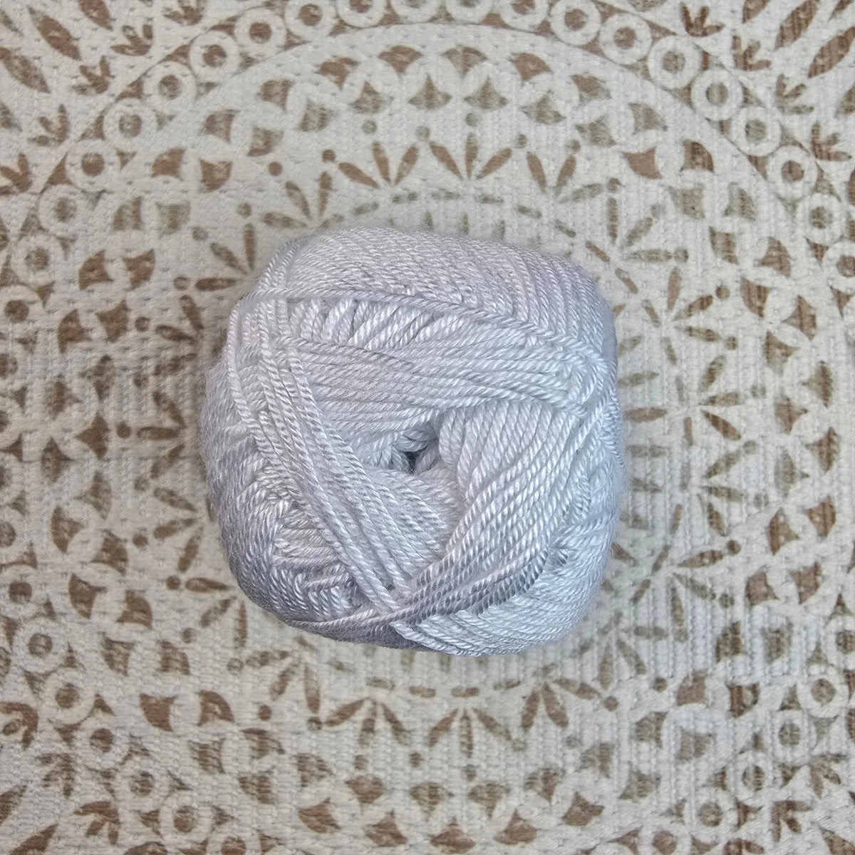 Diva de Alize – Ovillo Sedoso con Brillo 100g, 350m – 100% Microfibra Acrílica - Color Blanco