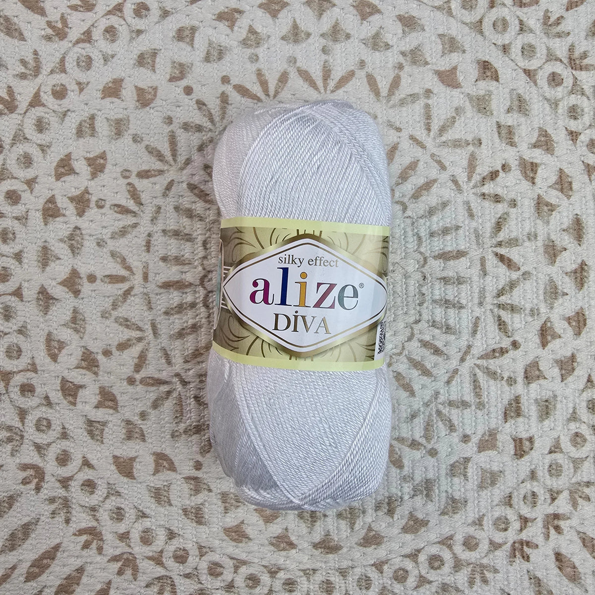 Diva de Alize – Ovillo Sedoso con Brillo 100g, 350m – 100% Microfibra Acrílica - Color Blanco