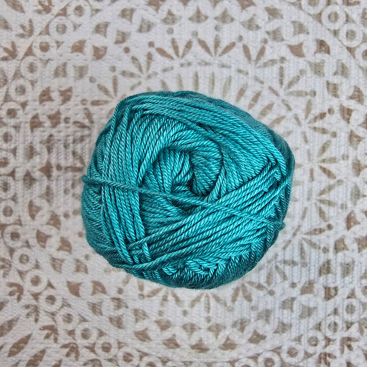 Diva de Alize – Ovillo Sedoso con Brillo 100g, 350m – 100% Microfibra Acrílica - Color Esmeralda