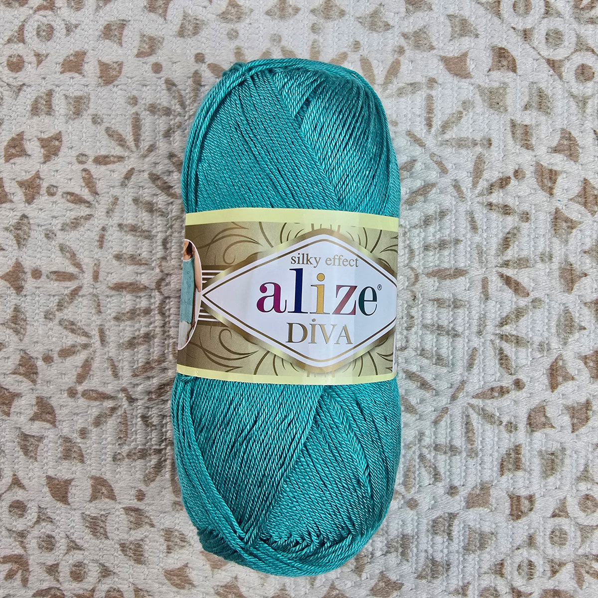 Diva de Alize – Ovillo Sedoso con Brillo 100g, 350m – 100% Microfibra Acrílica - Color Esmeralda