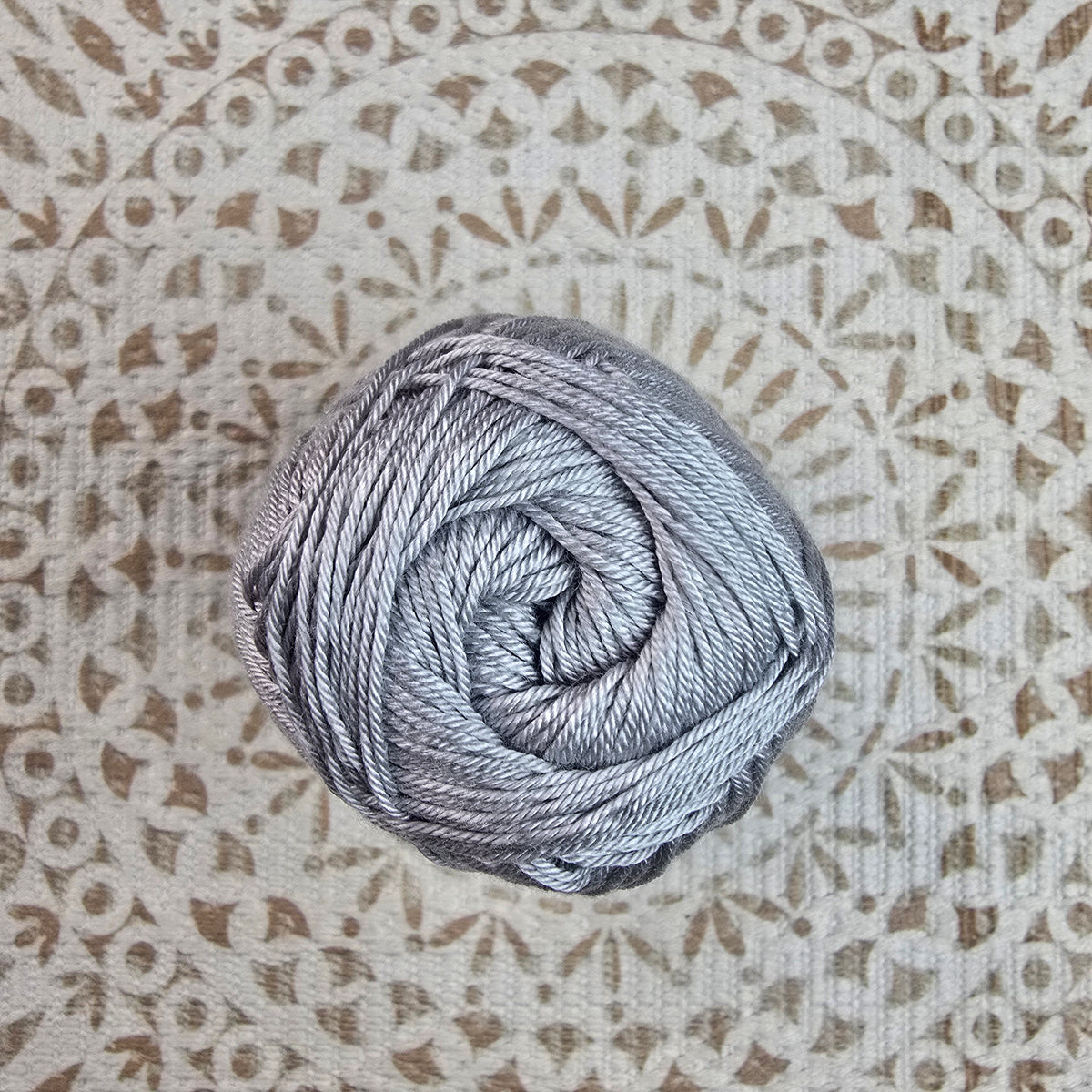 Diva de Alize – Ovillo Sedoso con Brillo 100g, 350m – 100% Microfibra Acrílica - Color Gris