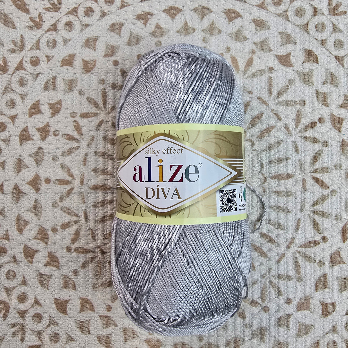 Diva de Alize – Ovillo Sedoso con Brillo 100g, 350m – 100% Microfibra Acrílica - Color Gris