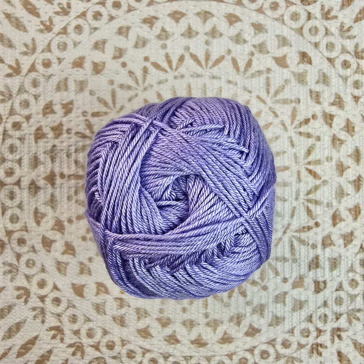 Diva de Alize – Ovillo Sedoso con Brillo 100g, 350m – 100% Microfibra Acrílica - Color Lila