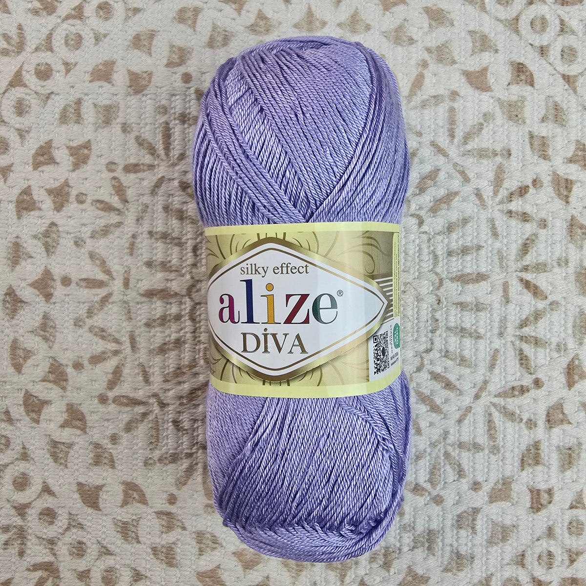 Diva de Alize – Ovillo Sedoso con Brillo 100g, 350m – 100% Microfibra Acrílica - Color Lila