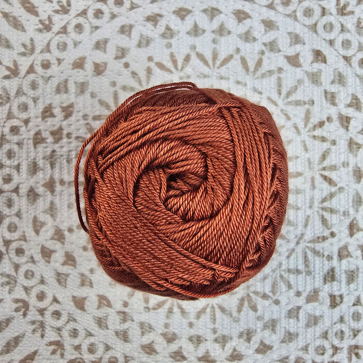 Diva de Alize – Ovillo Sedoso con Brillo 100g, 350m – 100% Microfibra Acrílica - Color Terracota