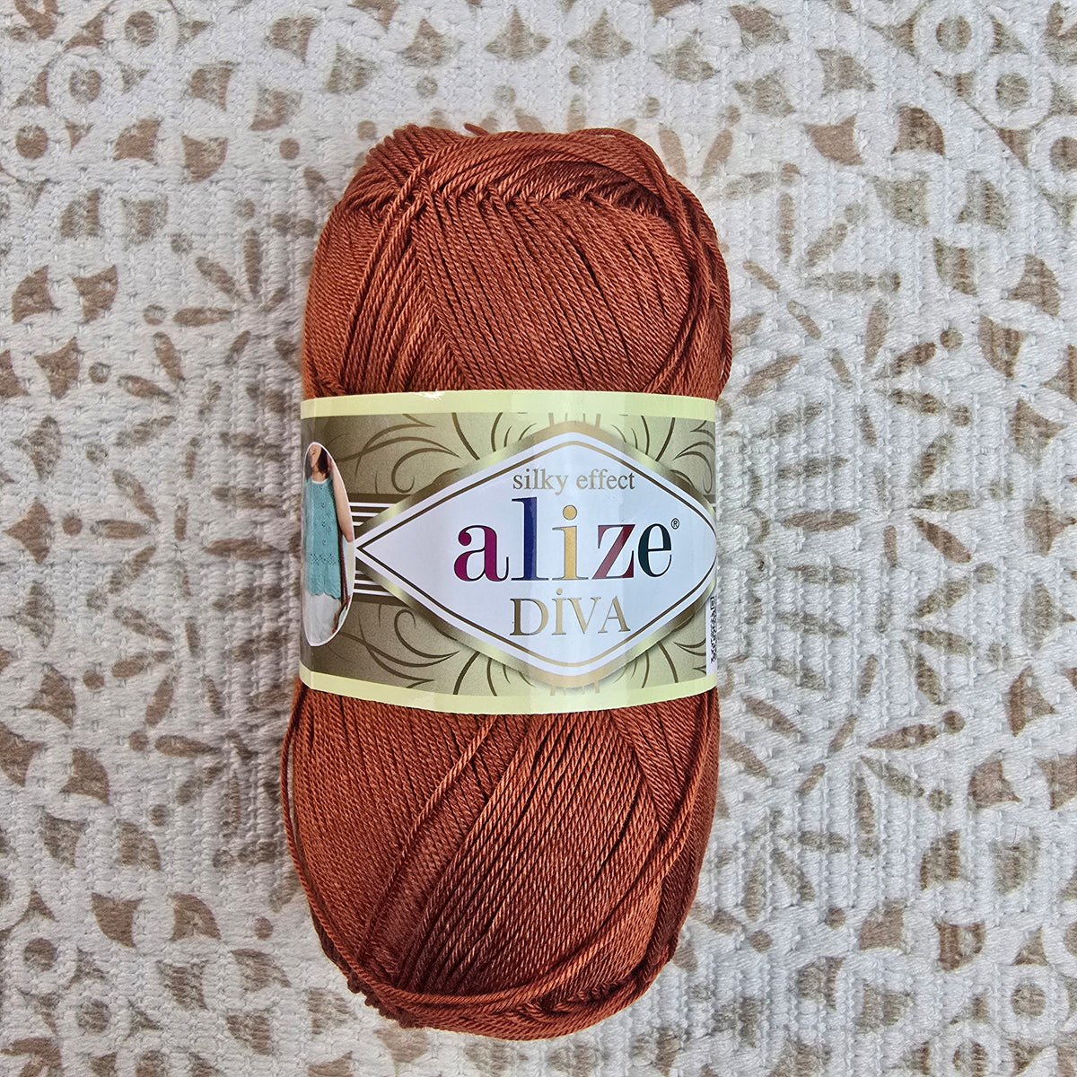 Diva de Alize – Ovillo Sedoso con Brillo 100g, 350m – 100% Microfibra Acrílica - Color Terracota