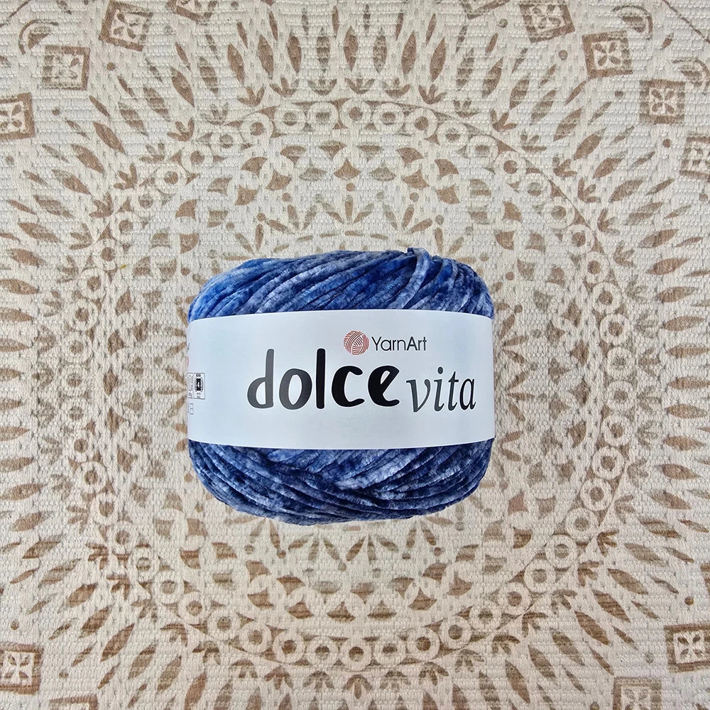 Lana Chenille Dolce Vita de YarnArt – Textura Aterciopelada Premium – 100% Poliéster - Color Azul