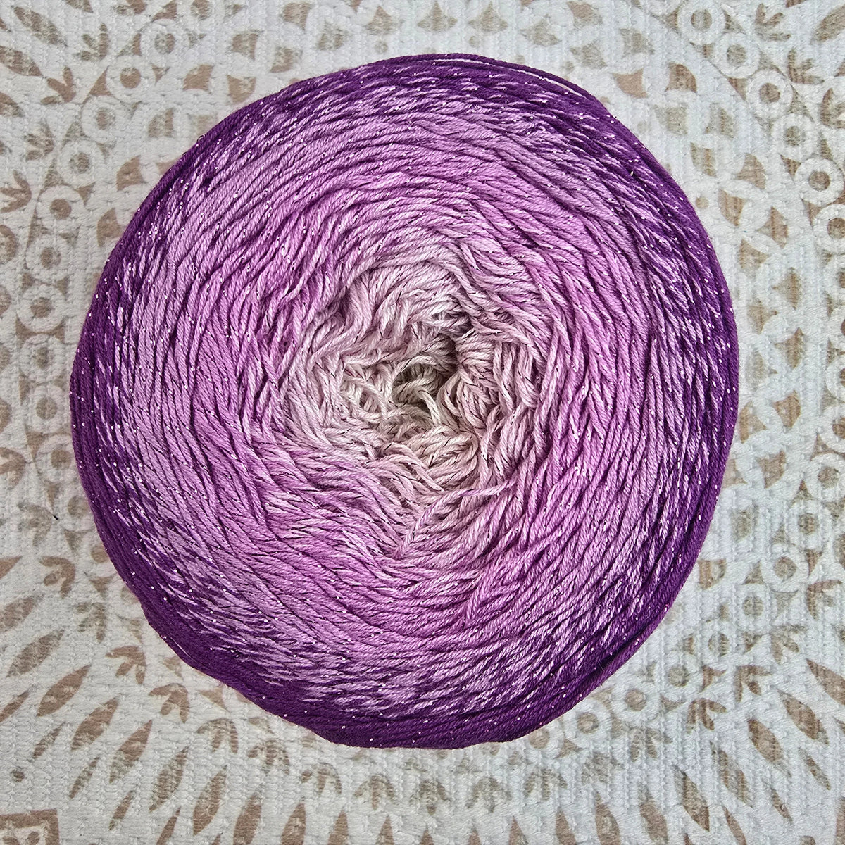Flowers Moonlight de YarnArt – Ovillo Degradé con Brillo Metálico 1000m – 53% Algodón 43% Acrílico 4% Metálico - Color Morado