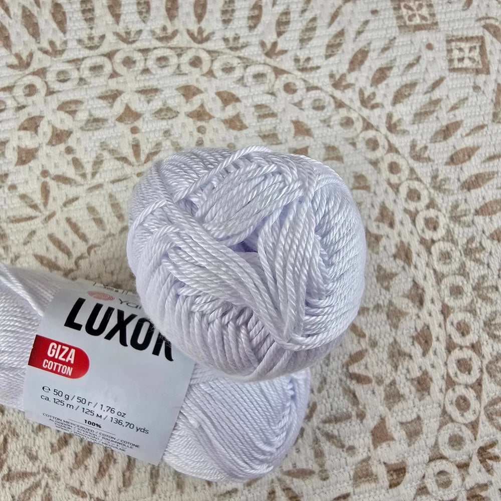 Ovillo de hilo YarnArt Luxor Giza Cotton 100% algodón mercerizado color blanco, ideal para tejer y crochet.