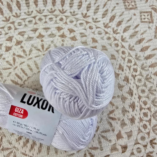 Ovillo de hilo YarnArt Luxor Giza Cotton 100% algodón mercerizado color blanco, ideal para tejer y crochet.
