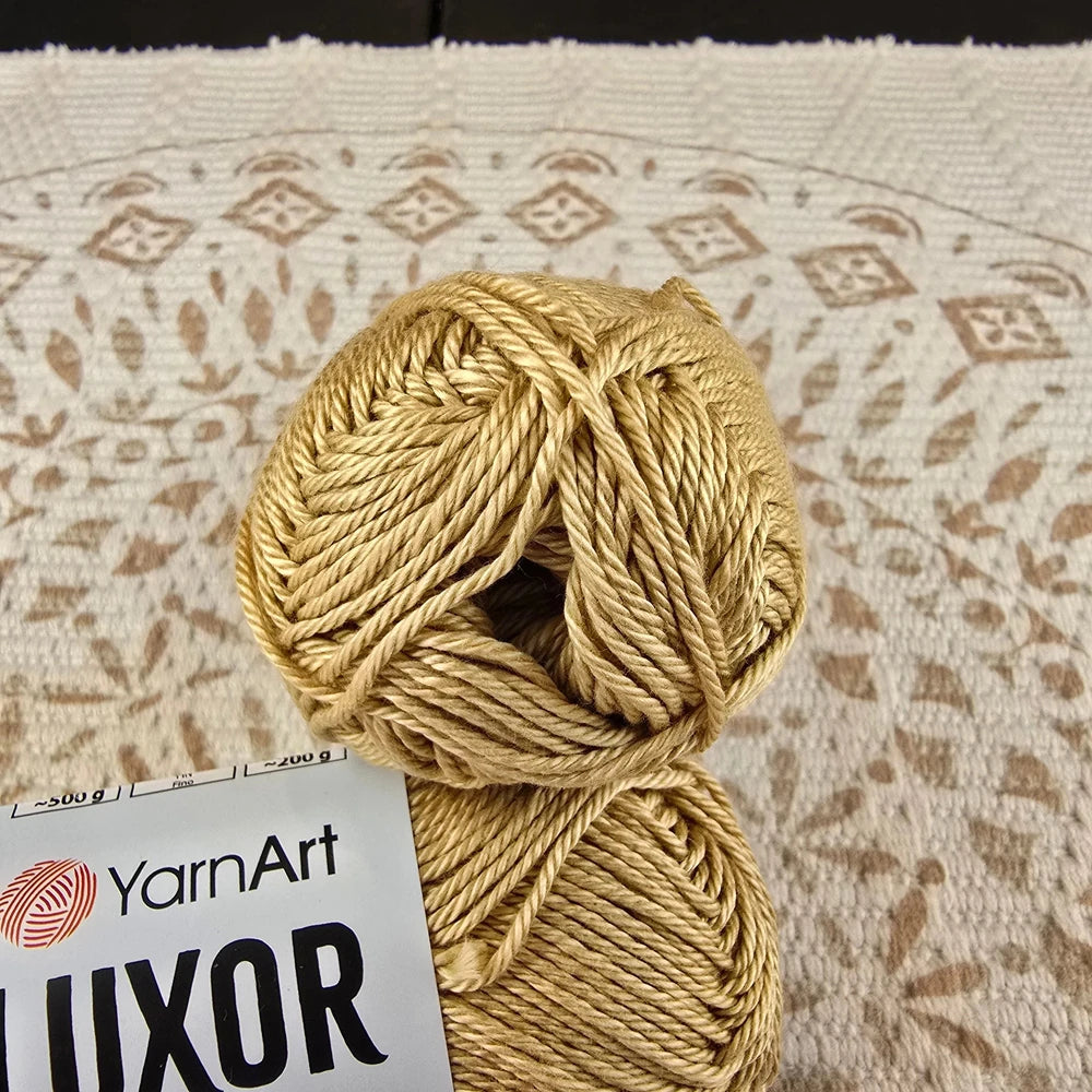 Ovillo de hilo YarnArt Luxor Giza Cotton 100% algodón mercerizado color dorado beige, ideal para tejer y crochet.