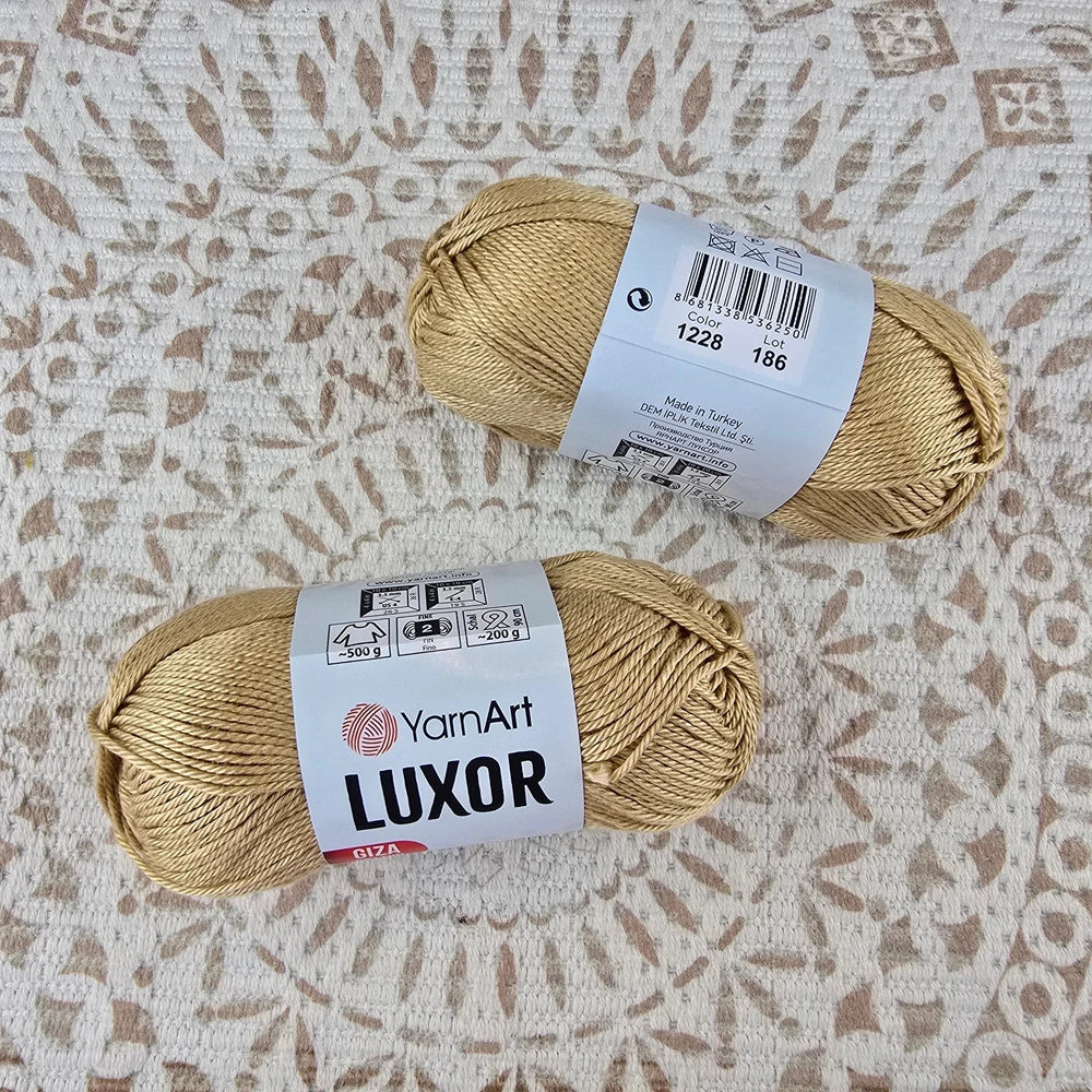 Ovillo de hilo YarnArt Luxor Giza Cotton 100% algodón mercerizado color dorado beige, ideal para tejer y crochet.