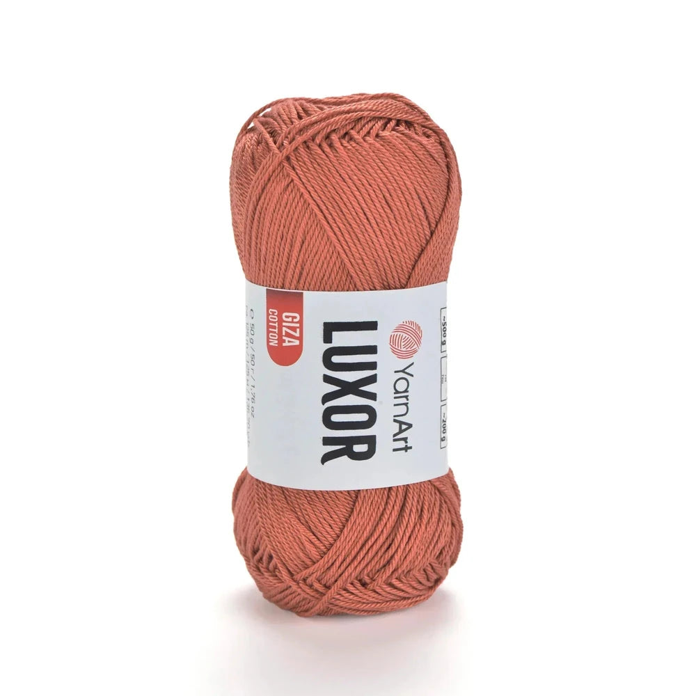 Ovillo de hilo YarnArt Luxor Giza Cotton color terracota, 100% algodón mercerizado, sobre fondo blanco para proyectos.