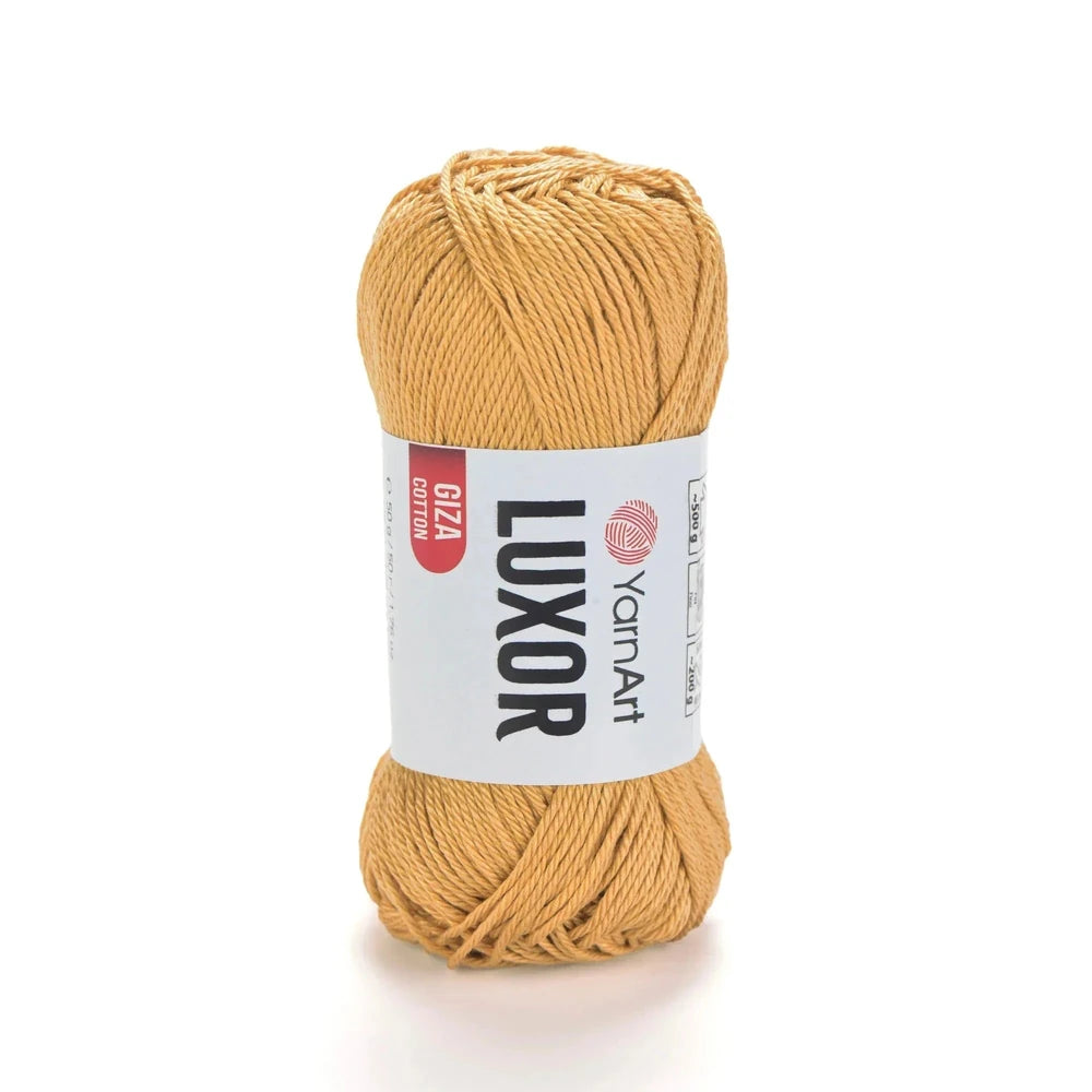 Ovillo de hilo YarnArt Luxor 100% algodón Giza mercerizado en color ocre dorado, sobre fondo blanco.