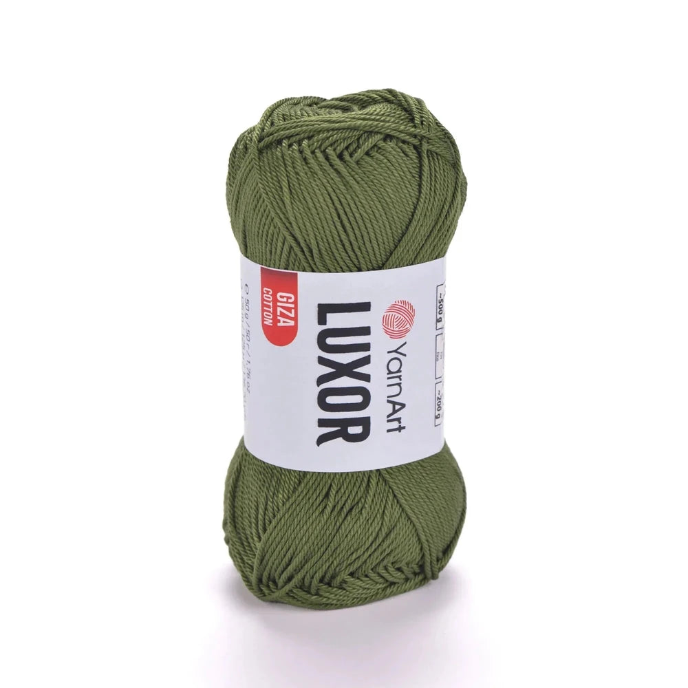 Ovillo de hilo YarnArt Luxor de algodón Giza, color verde olivo, ideal para proyectos de tejido y crochet, sobre fondo blanco.