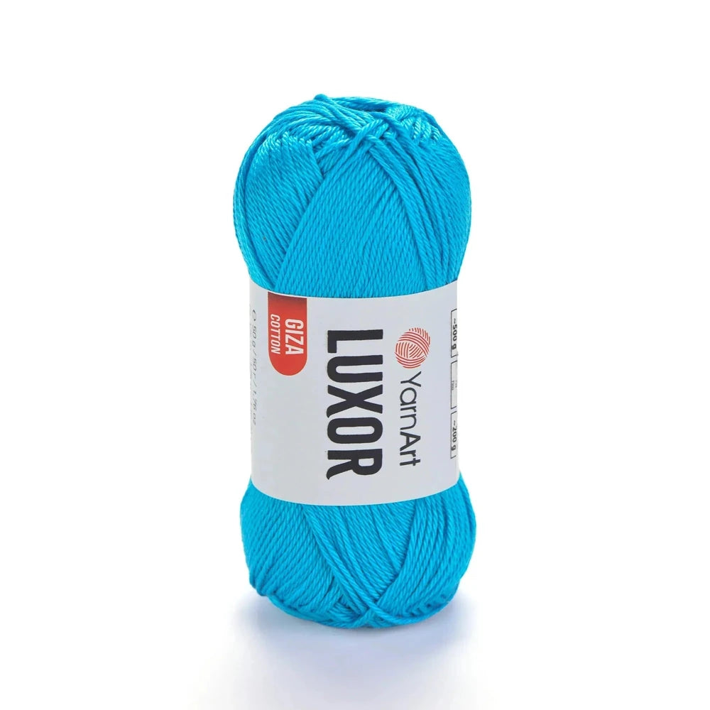 Ovillo de hilo YarnArt Luxor 100% algodón mercerizado color turquesa vibrante para tejido y crochet sobre fondo blanco.