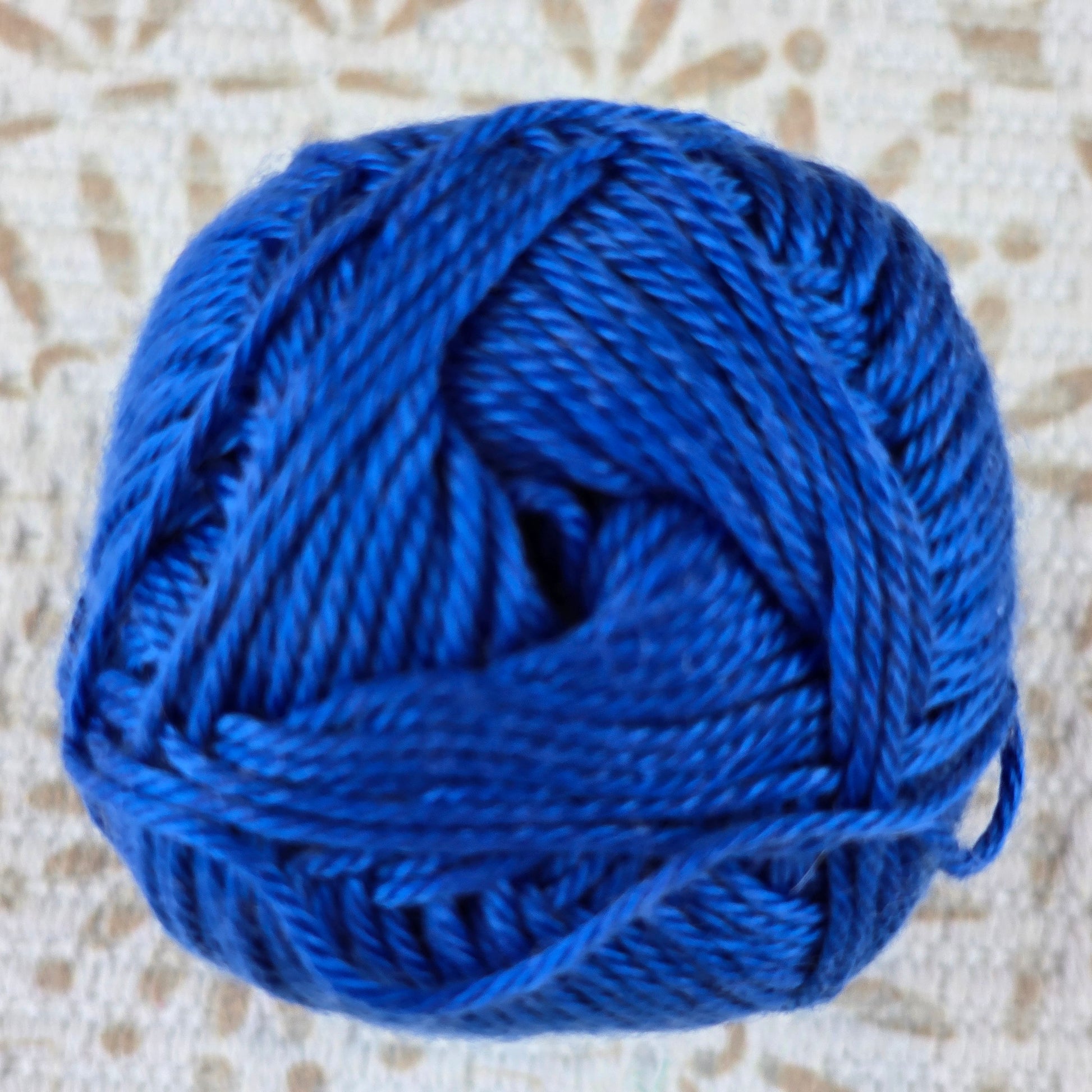 Ovillo de hilo YarnArt Luxor Giza Cotton 100% algodón mercerizado color azul rey, ideal para tejer y crochet.