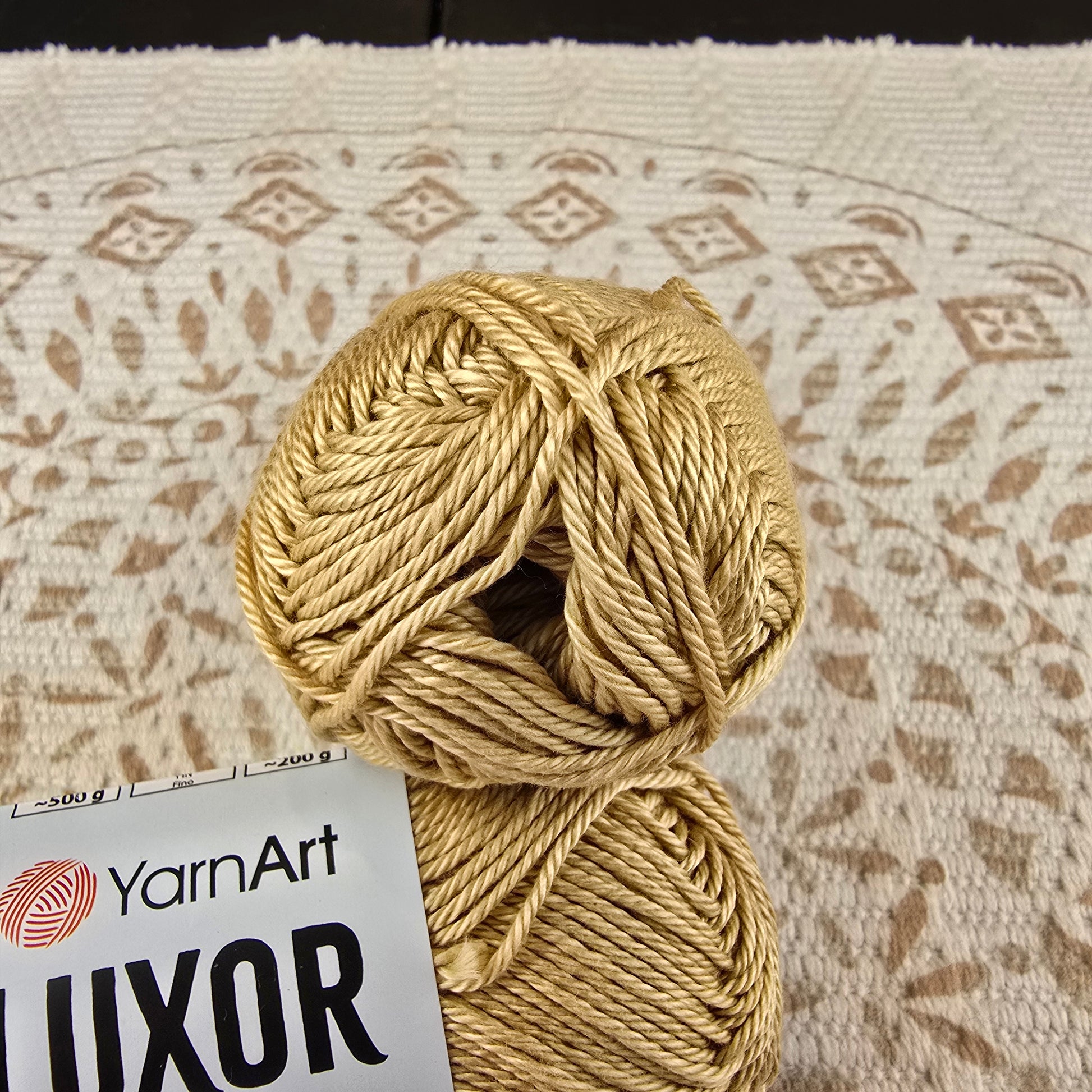 Ovillo de hilo YarnArt Luxor Giza Cotton 100% algodón mercerizado color dorado beige, ideal para tejer y crochet.