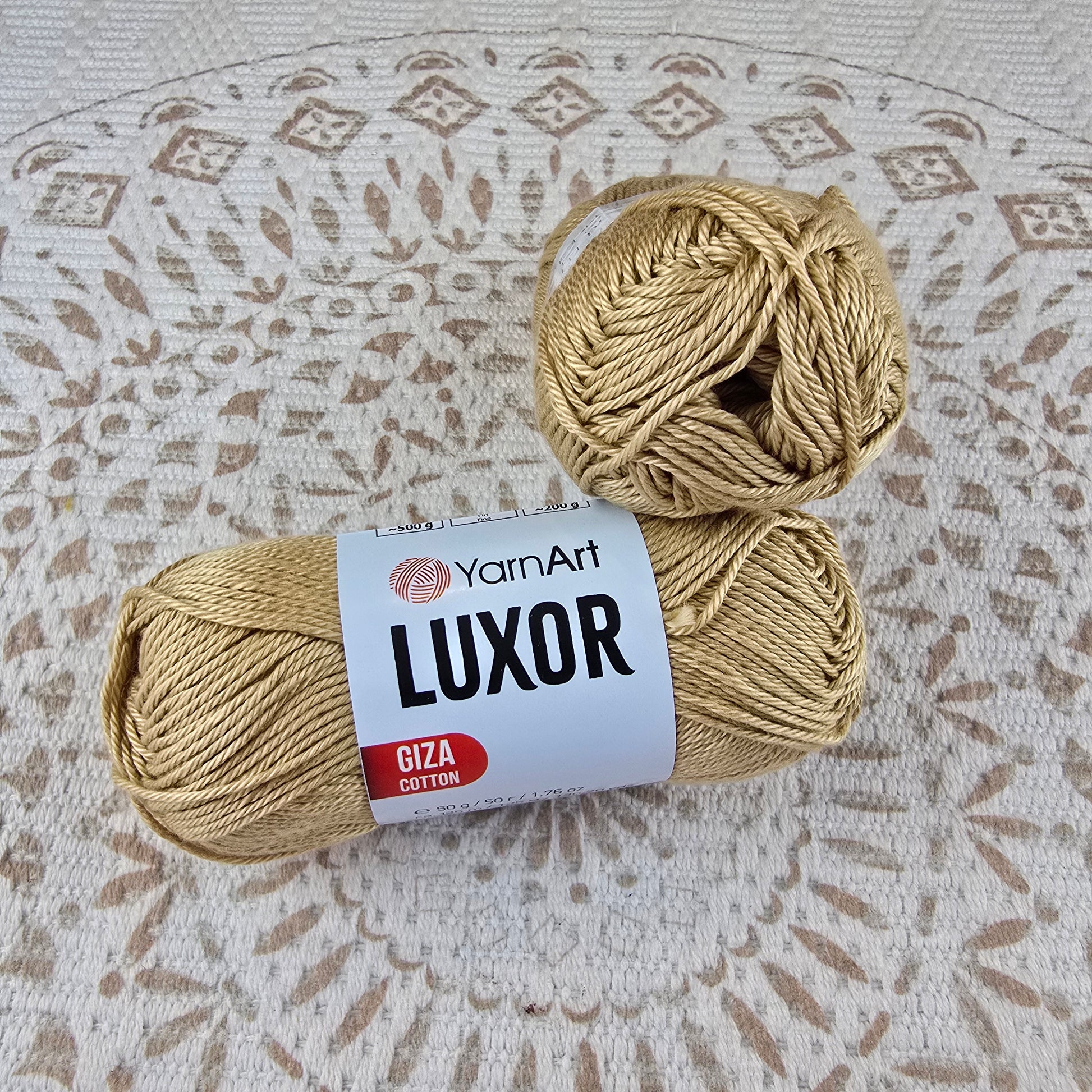 Ovillo de hilo YarnArt Luxor Giza Cotton 100% algodón mercerizado color dorado beige, ideal para tejer y crochet.