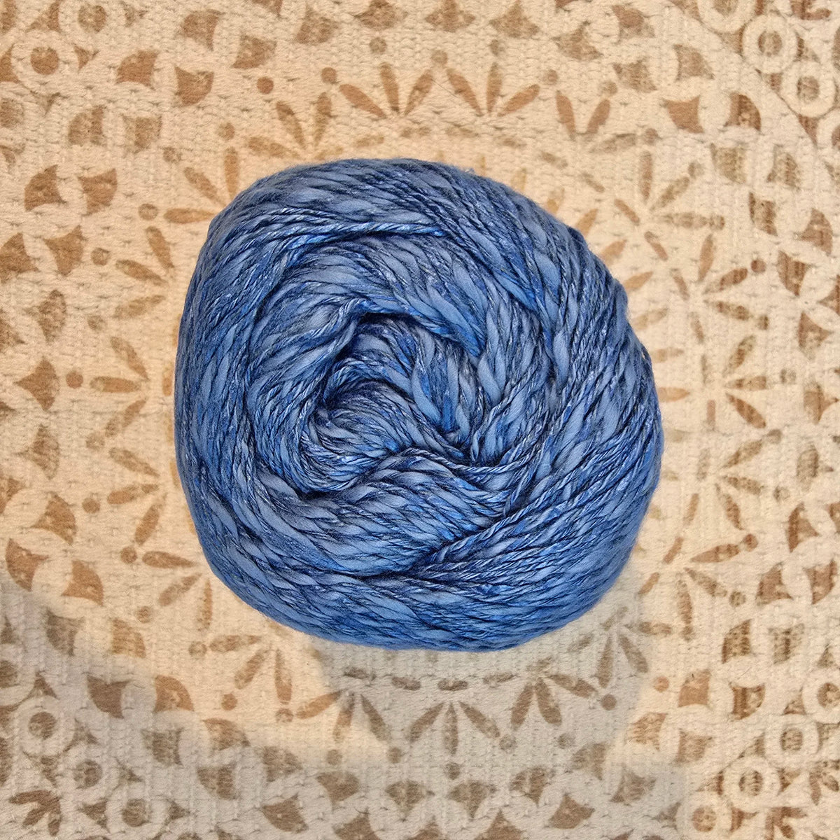 Linen Soft de YarnArt – Ovillo Fresco con Caída Natural 100g – 30% Lino 36% Viscosa 34% Algodón - Color Azul