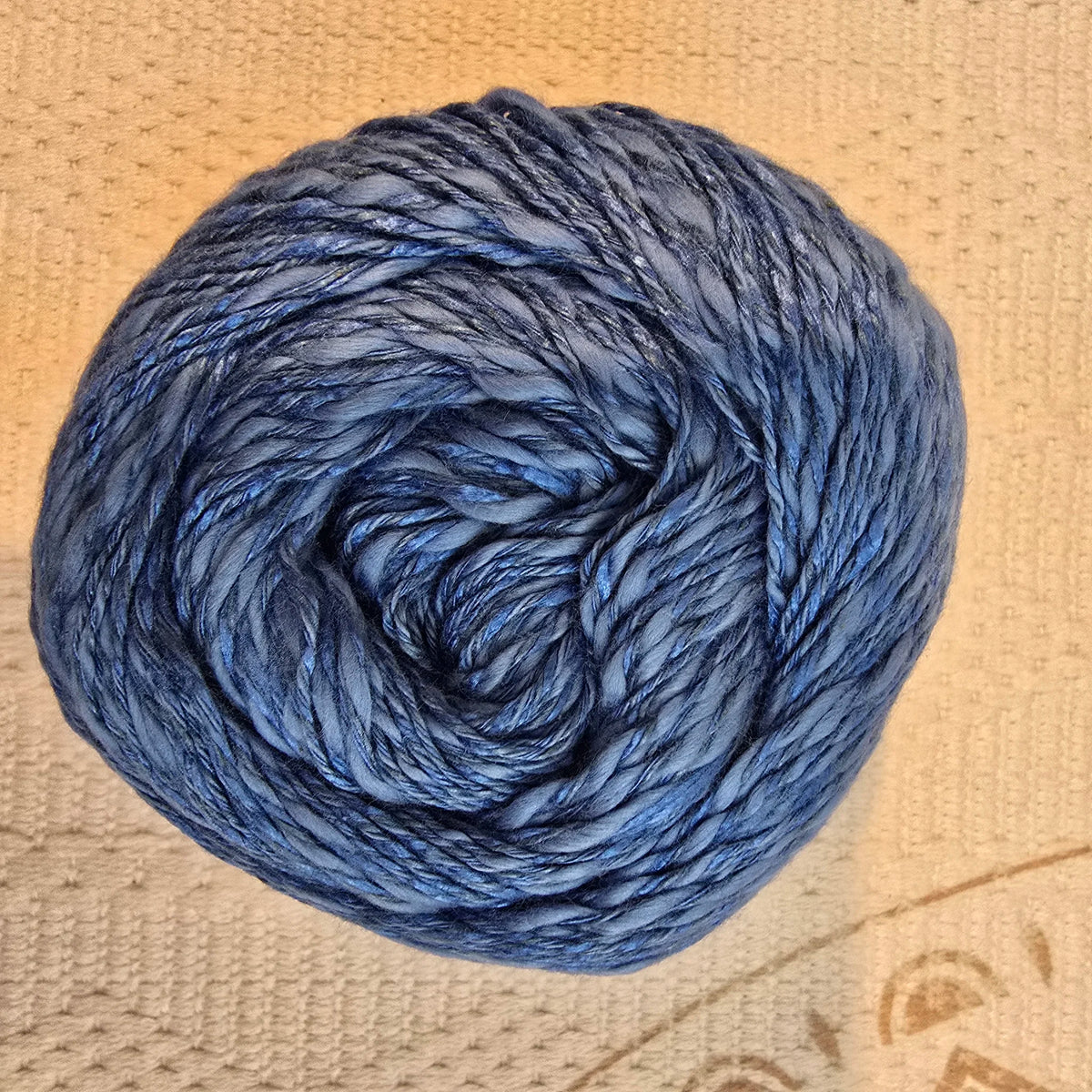 Linen Soft de YarnArt – Ovillo Fresco con Caída Natural 100g – 30% Lino 36% Viscosa 34% Algodón - Color Azul