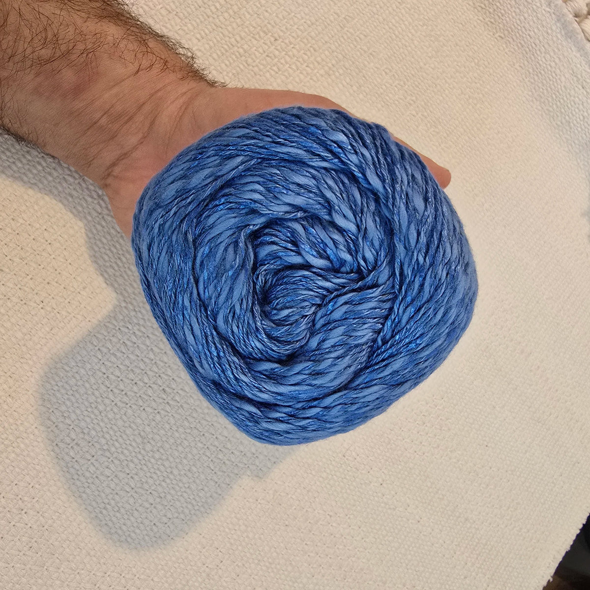 Linen Soft de YarnArt – Ovillo Fresco con Caída Natural 100g – 30% Lino 36% Viscosa 34% Algodón - Color Azul