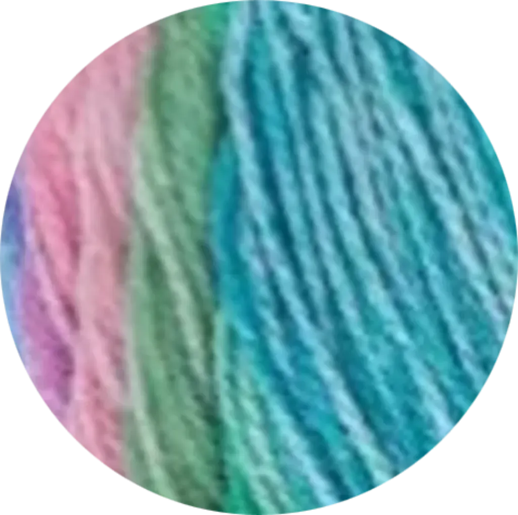 Cerca de ovillo de lana acrílica multicolor para bebé, suave, hipoalergenica, en tonos pastel rosa, verde y azul.
