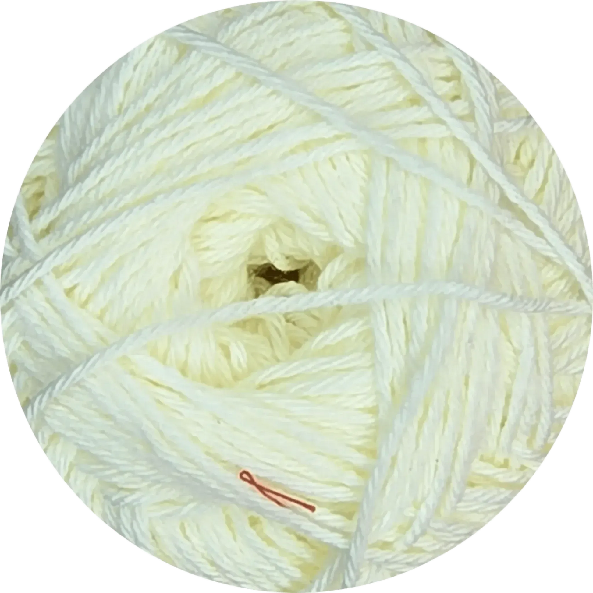 Ovillo de hilo microfibra premium Ukryl color crema, ultra suave, ideal para ropa y accesorios de bebe.