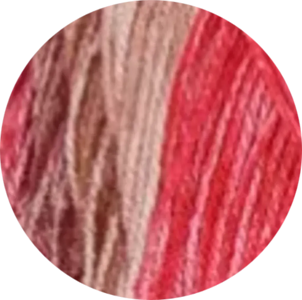 Textura de hilos de acrílico suave e hipoalergénico para bebé en tonos rojo fucsia y beige claro, ideal para piel delicada.