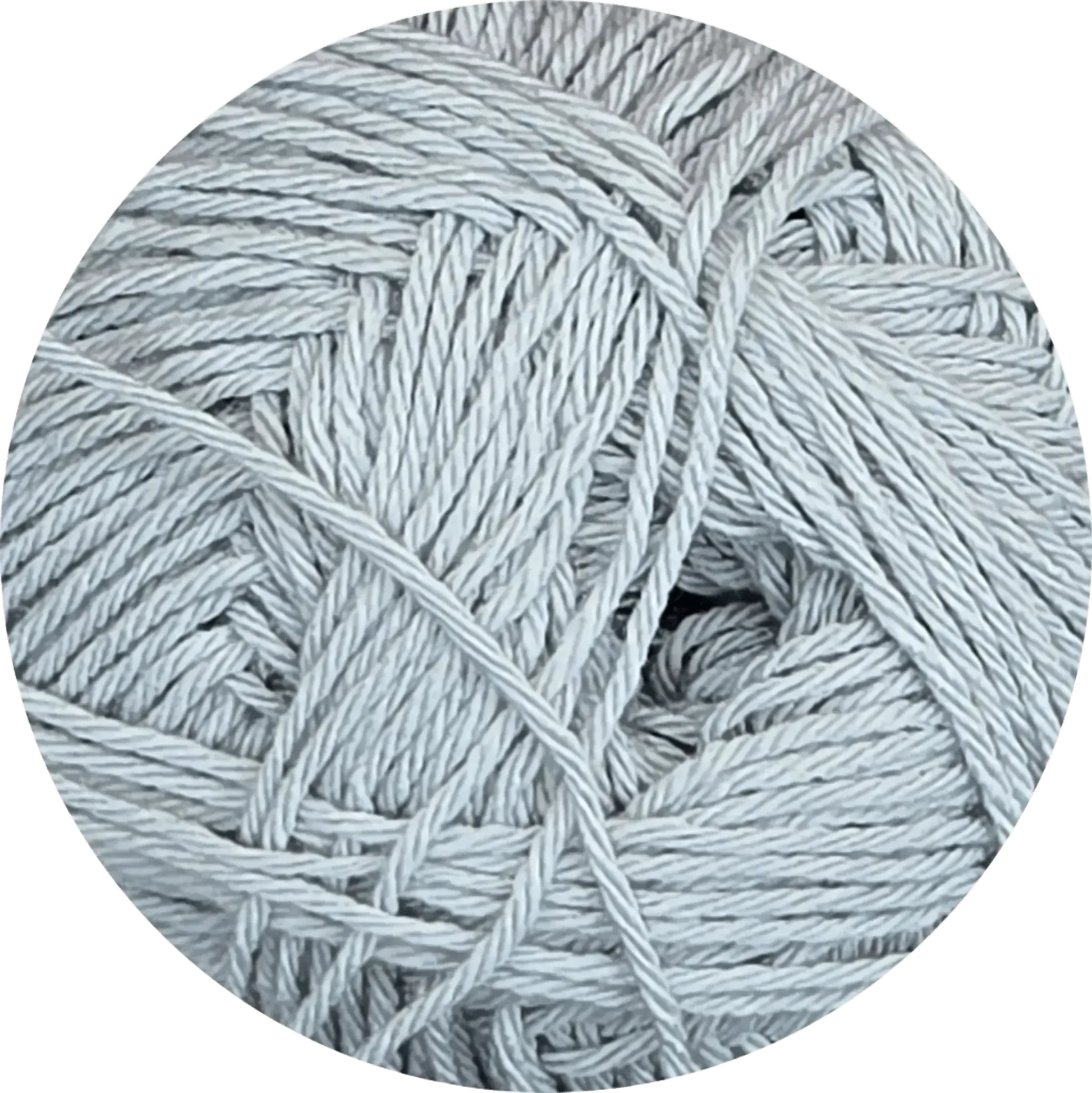 Primer plano de ovillo de microfibra premium gris perla para bebes, textura ultra suave