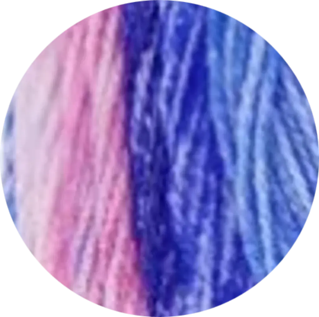 Ovillo de lana acrílica suave e hipoalergénica para bebé, en tonos rosa, lila y azul, ideal para pieles sensibles.
