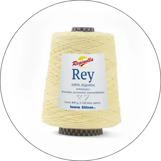 Cono grande de hilo 100% algodón Reginella Rey color crema claro para tejer prendas, accesorios y manualidades.