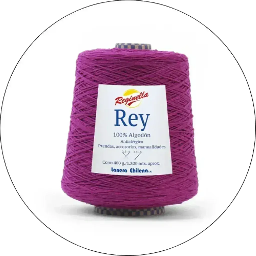 Cono de hilo Algodón Rey 400g color morado intenso, 100% antialérgico para prendas y manualidades.