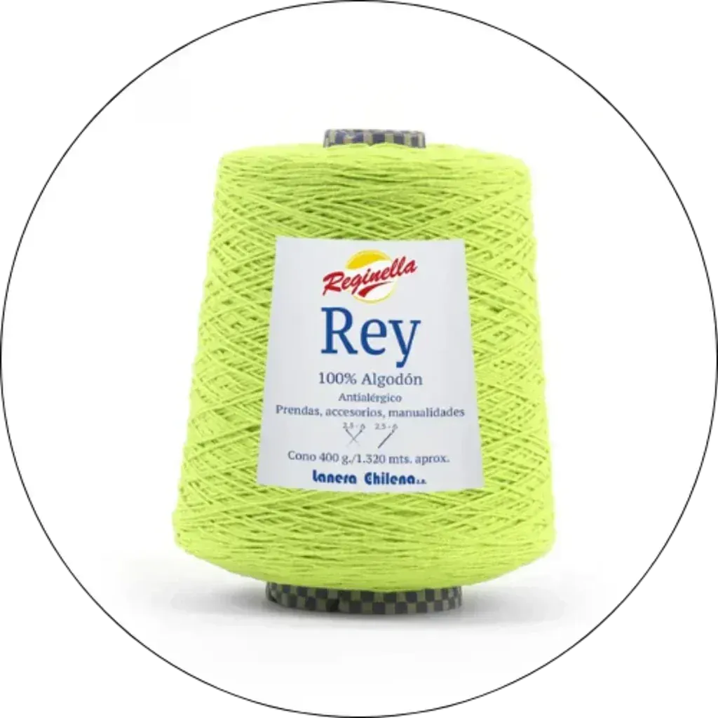 Cono de hilo 100% algodón Reginella Rey color verde lima brillante, antialérgico, ideal para tejer prendas y manualidades.